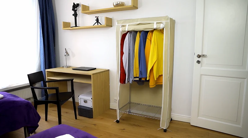 art moon Buffalo - Stoffschrank, Faltschrank, Schwerlast Kleiderständer, auf Rollen, bis 70 kg belastbar, mit 2 Ablagen, mit Schutzhülle, Creme