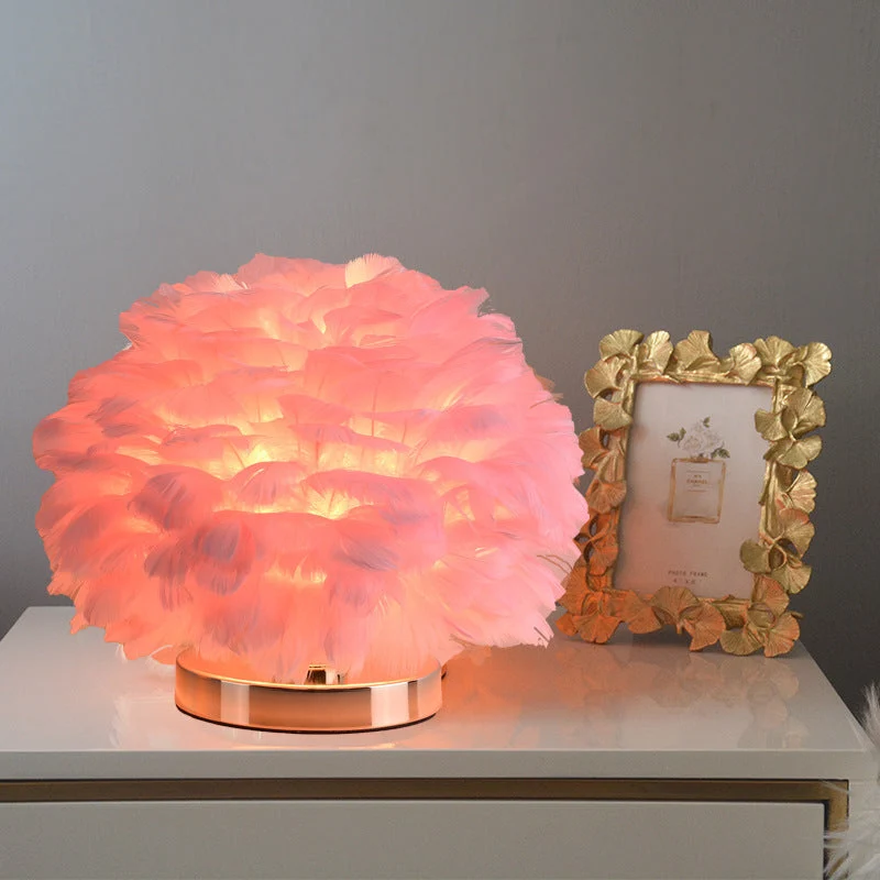 Skanto | Luxuriöse Feder Tischlampe für Schlafzimmer oder Nachttischlicht
