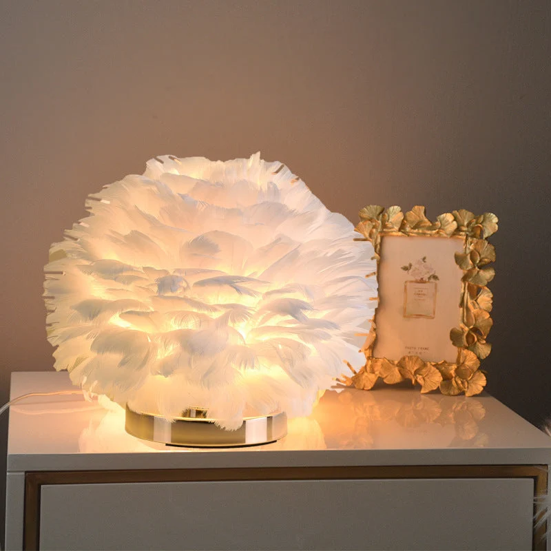 Skanto | Luxuriöse Feder Tischlampe für Schlafzimmer oder Nachttischlicht
