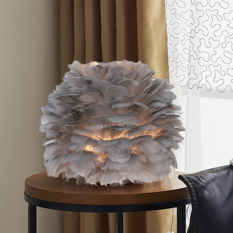 Skanto | Luxuriöse Feder Tischlampe für Schlafzimmer oder Nachttischlicht