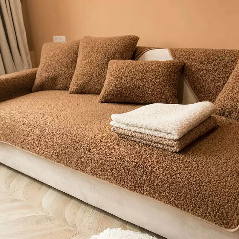 TeddyHaven™ | Kuscheliger Sofabezug aus Teddyfleece mit rutschfester Rückseite