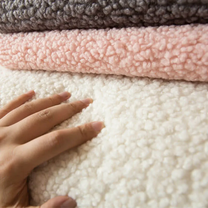 TeddyHaven™ | Kuscheliger Sofabezug aus Teddyfleece mit rutschfester Rückseite