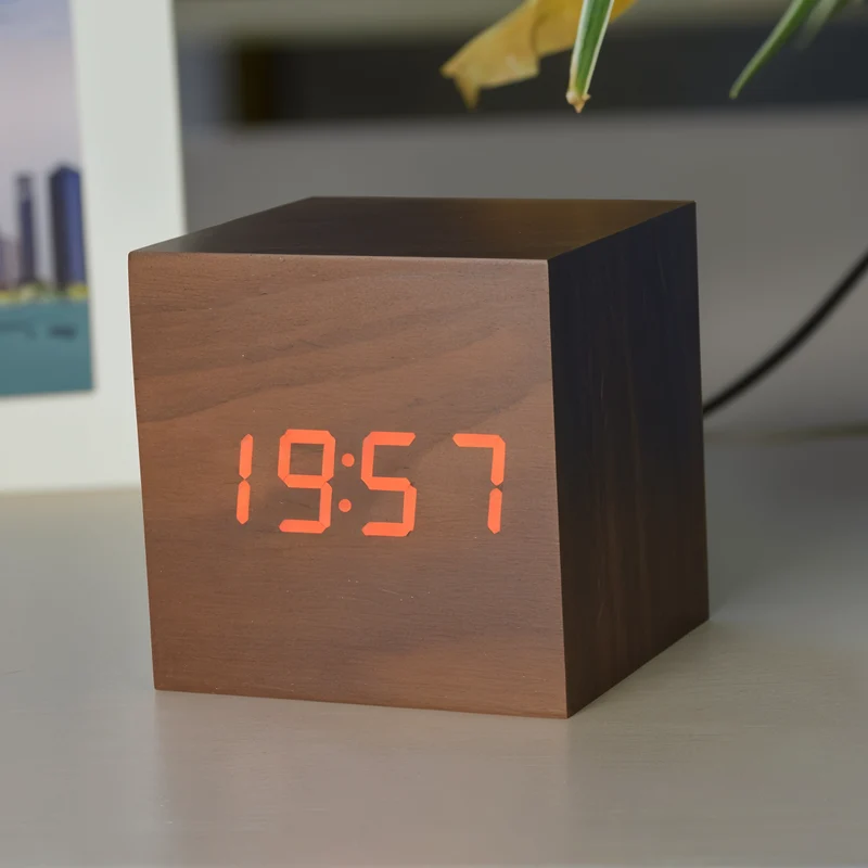 Skanto | Digitale LED-Uhr - Würfeluhr - Holzuhr