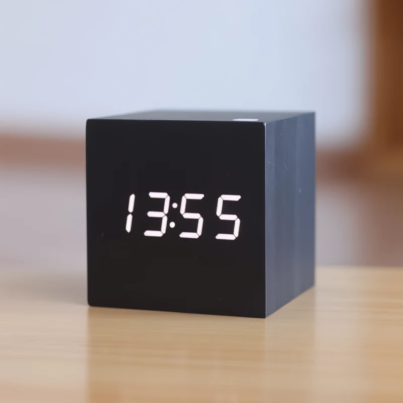 Skanto | Digitale LED-Uhr - Würfeluhr - Holzuhr
