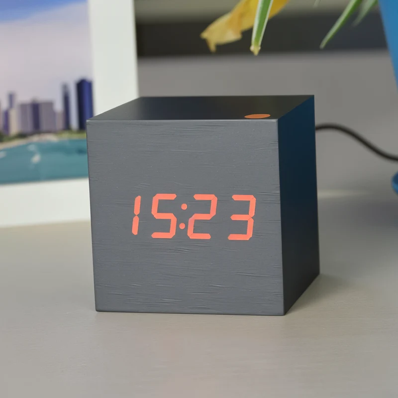 Skanto | Digitale LED-Uhr - Würfeluhr - Holzuhr