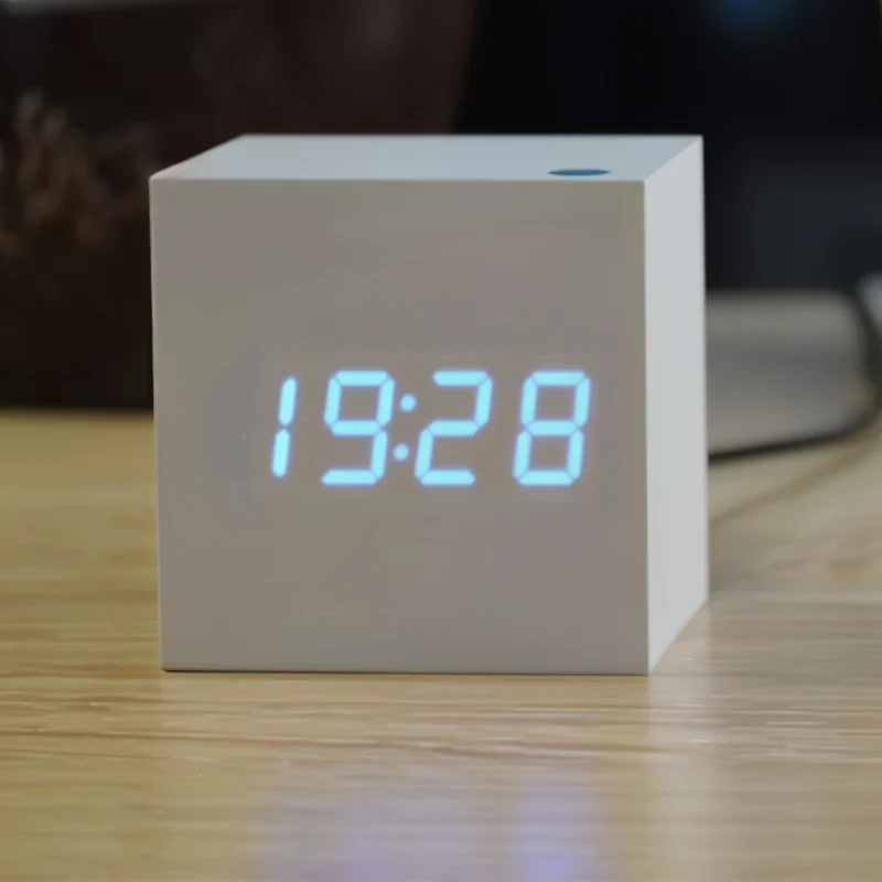 Skanto | Digitale LED-Uhr - Würfeluhr - Holzuhr