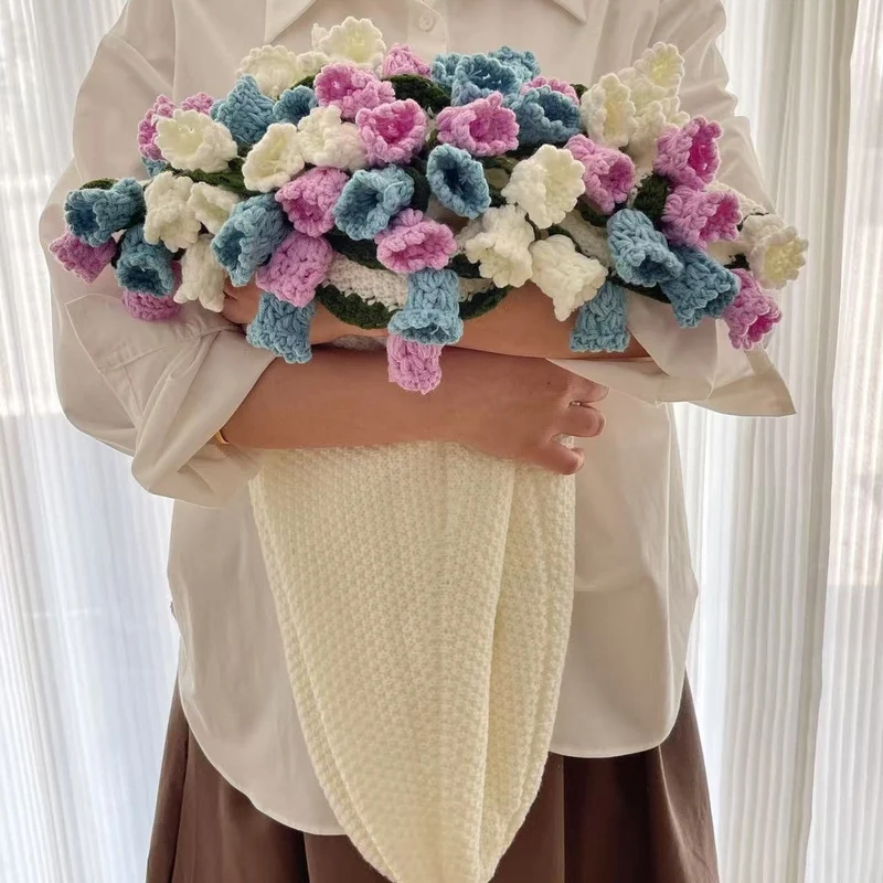 CozyLily™ | Handgefertigte Häkeldecke mit Maiglöckchen-Design