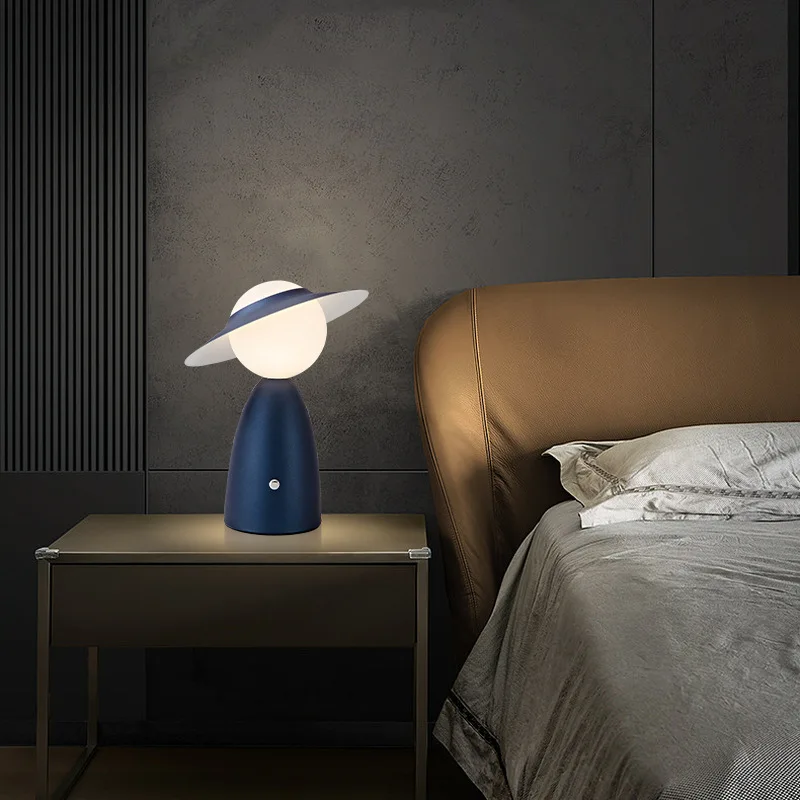 Skanto | Batterie Tischlampe Mann mit Hut