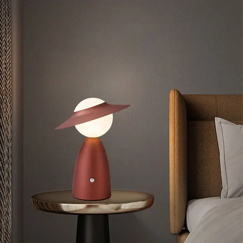 Skanto | Batterie Tischlampe Mann mit Hut