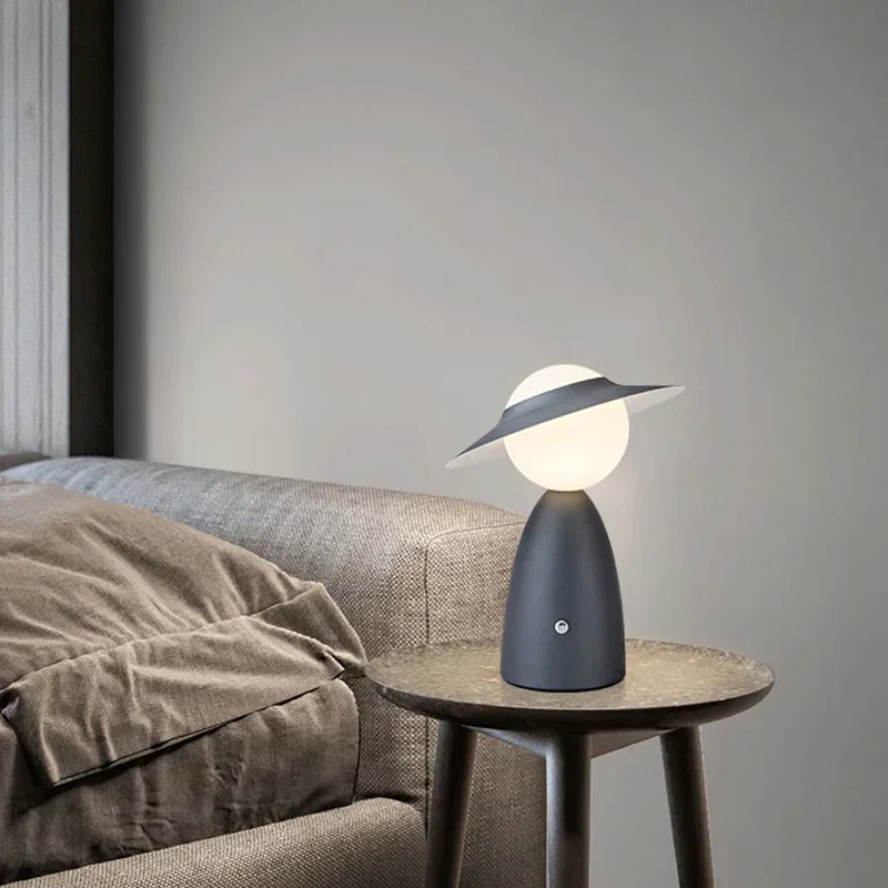 Skanto | Batterie Tischlampe Mann mit Hut