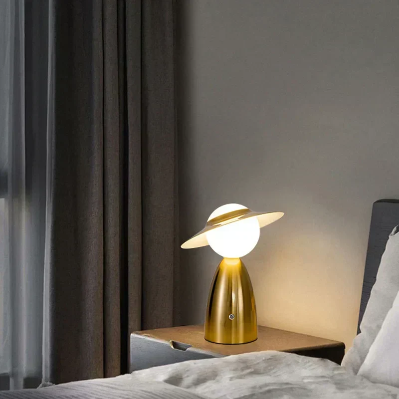 Skanto | Batterie Tischlampe Mann mit Hut