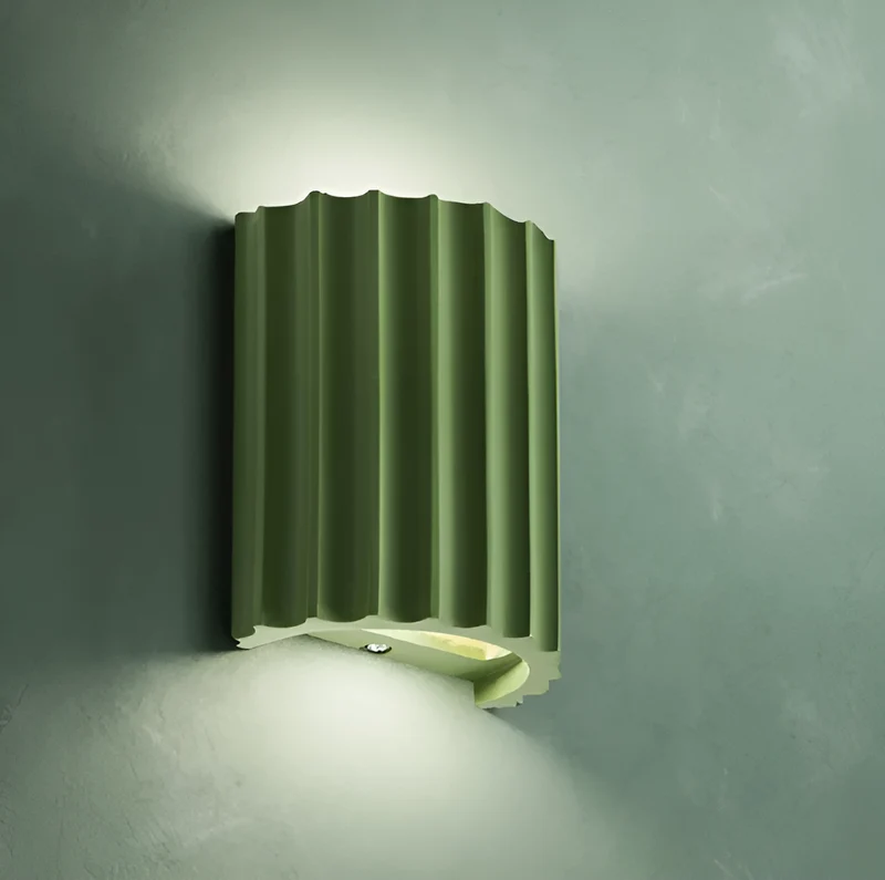 Skanto | Gestreifte LED-Wandleuchte aus Harz für eine moderne nordische Atmosphäre