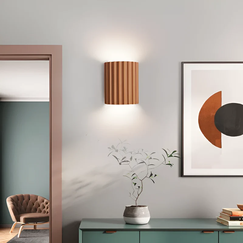 Skanto | Gestreifte LED-Wandleuchte aus Harz für eine moderne nordische Atmosphäre