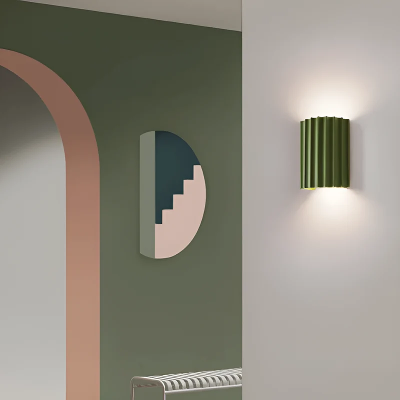 Skanto | Gestreifte LED-Wandleuchte aus Harz für eine moderne nordische Atmosphäre