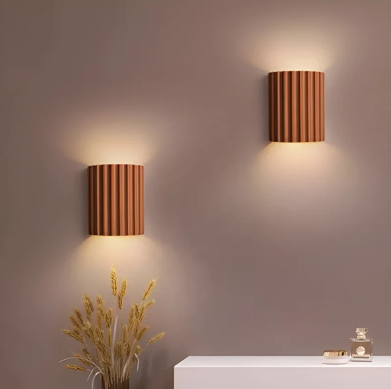 Skanto | Gestreifte LED-Wandleuchte aus Harz für eine moderne nordische Atmosphäre