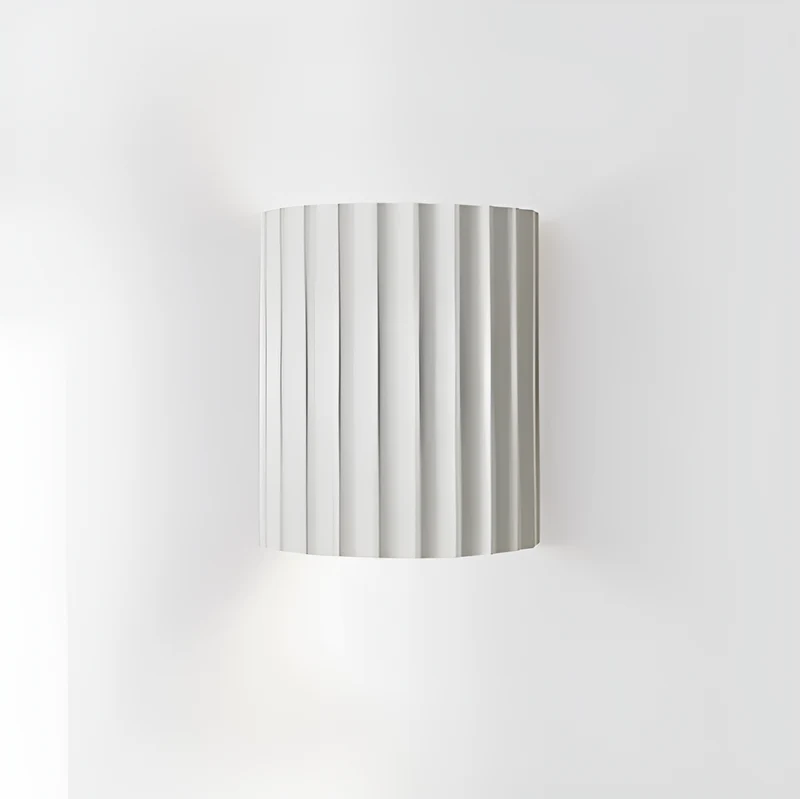 Skanto | Gestreifte LED-Wandleuchte aus Harz für eine moderne nordische Atmosphäre