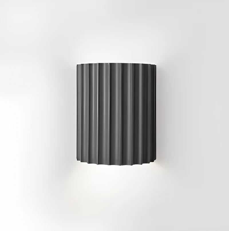 Skanto | Gestreifte LED-Wandleuchte aus Harz für eine moderne nordische Atmosphäre