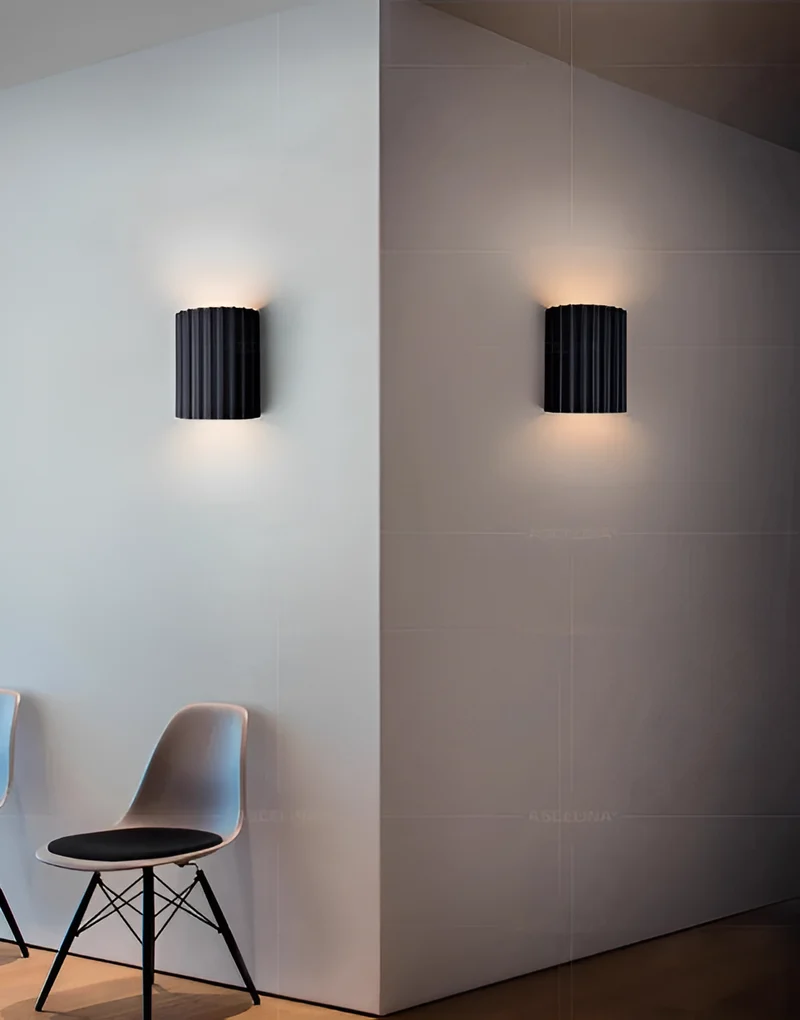 Skanto | Gestreifte LED-Wandleuchte aus Harz für eine moderne nordische Atmosphäre