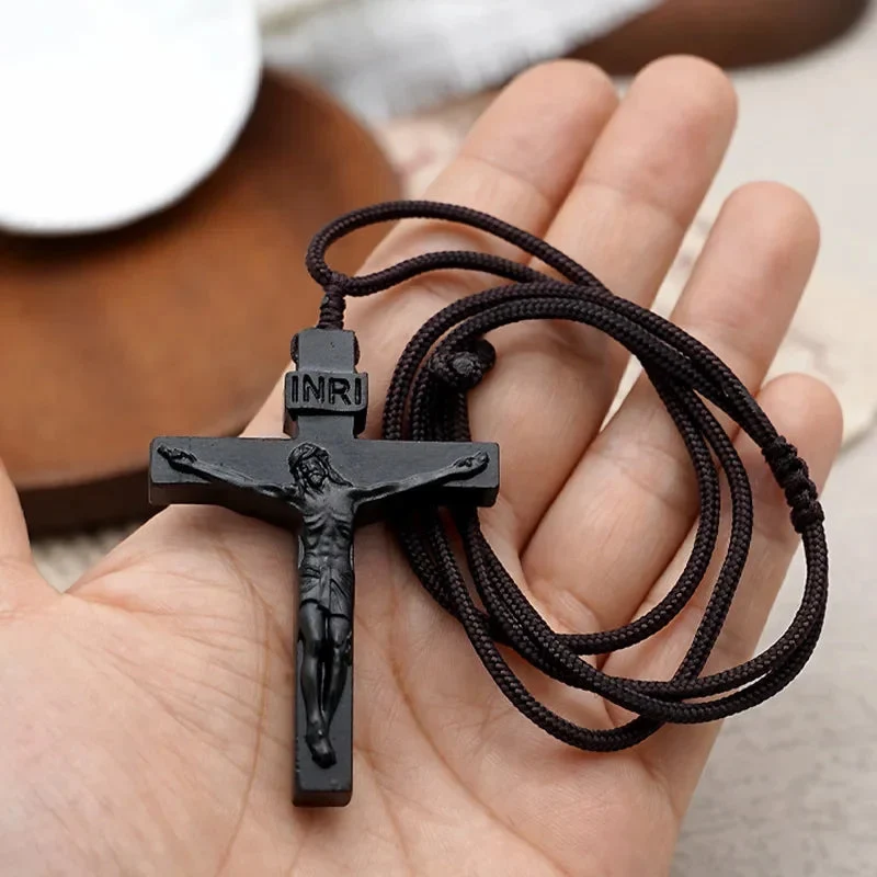Skanto | Jesus-Kreuz-Halskette aus Holz