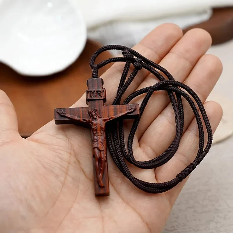 Skanto | Jesus-Kreuz-Halskette aus Holz