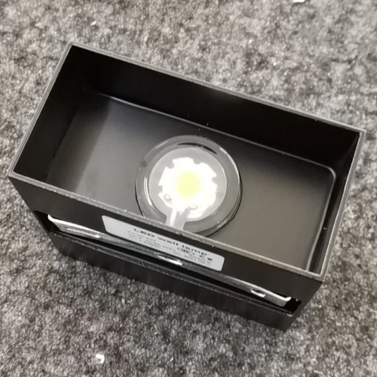 Skanto | Moderne Minimalistische Wasserdichte Würfel Up Down Aluminium Glas Induktions-LED-Wandleuchten für das Schlafzimmer
