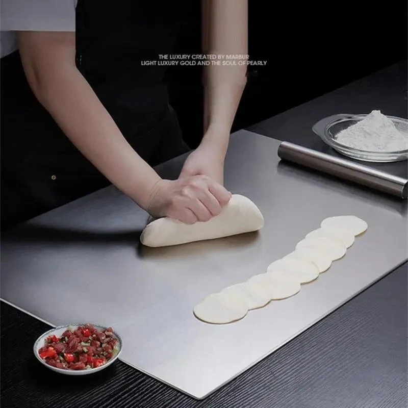 Skanto | Hochwertiges Edelstahl-Schneidebrett mit Rand – Ideal für hausgemachte Pizza, Gebäck und mehr!