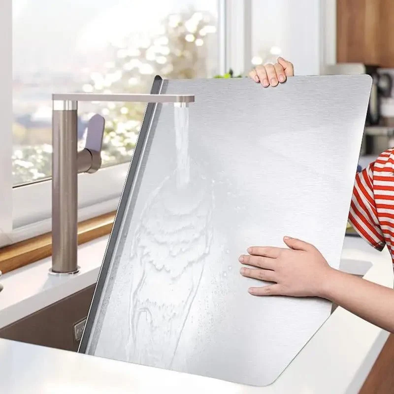 Skanto | Hochwertiges Edelstahl-Schneidebrett mit Rand – Ideal für hausgemachte Pizza, Gebäck und mehr!