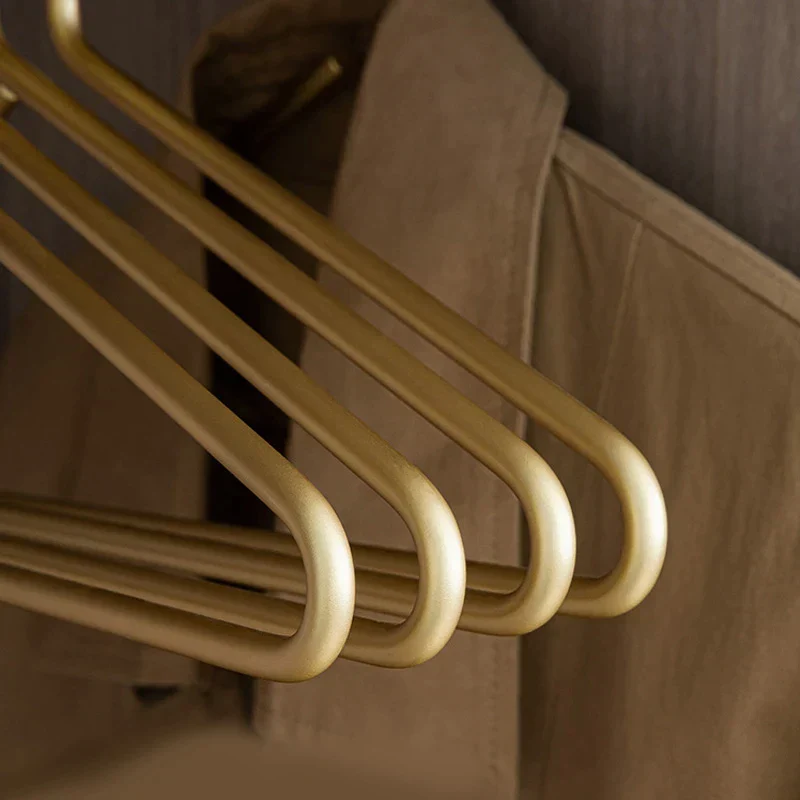 Skanto | 5er-Set Kleiderbügel aus massivem mattem Gold/Silber │ Nahtloser Metall-Kleiderschrank-Organizer