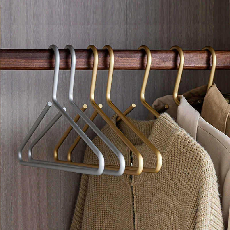 Skanto | 5er-Set Kleiderbügel aus massivem mattem Gold/Silber │ Nahtloser Metall-Kleiderschrank-Organizer
