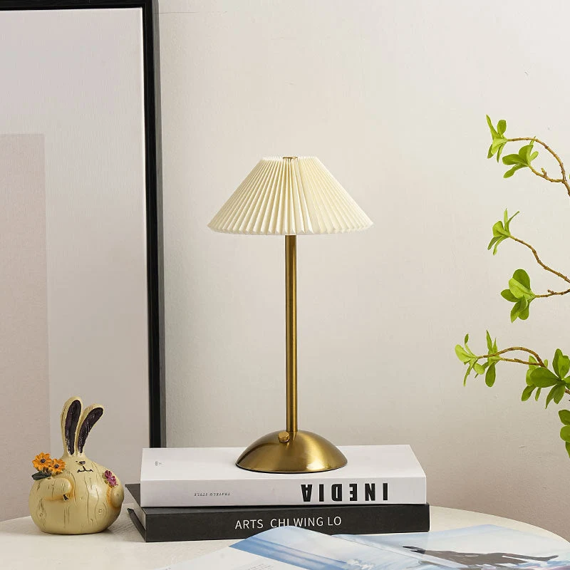 Skanto | Moderne Skandinavische Wiederaufladbare Eisen Stoff Kegel Plissierte LED Tischlampe für den Nachttisch