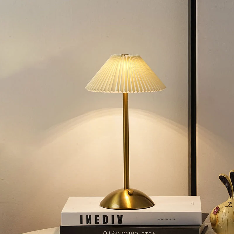 Skanto | Moderne Skandinavische Wiederaufladbare Eisen Stoff Kegel Plissierte LED Tischlampe für den Nachttisch