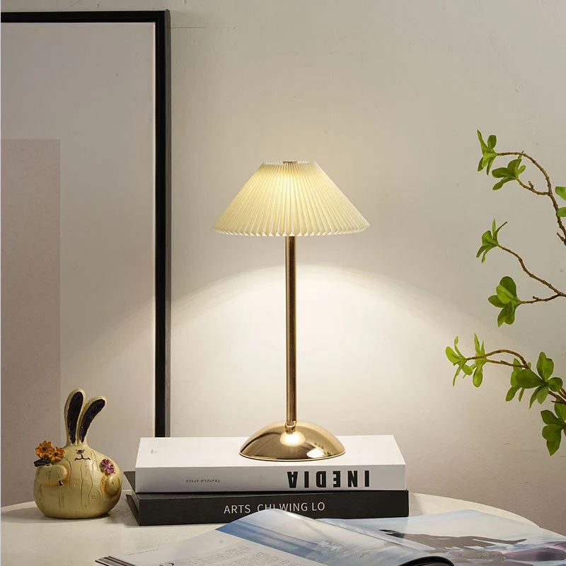 Skanto | Moderne Skandinavische Wiederaufladbare Eisen Stoff Kegel Plissierte LED Tischlampe für den Nachttisch