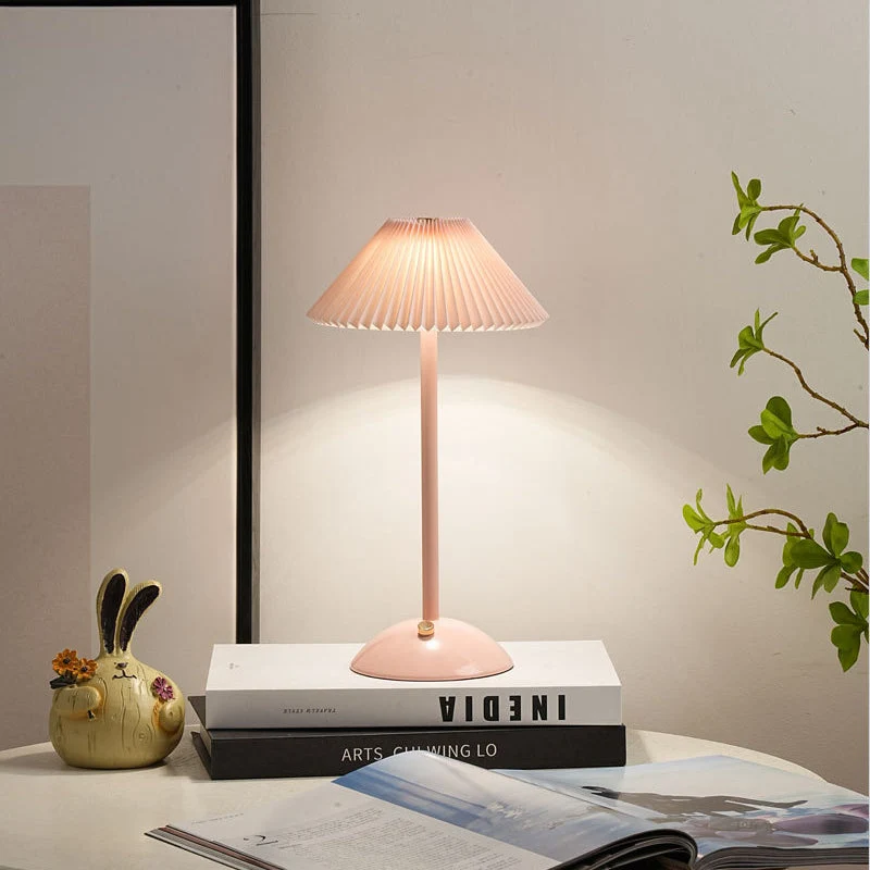 Skanto | Moderne Skandinavische Wiederaufladbare Eisen Stoff Kegel Plissierte LED Tischlampe für den Nachttisch