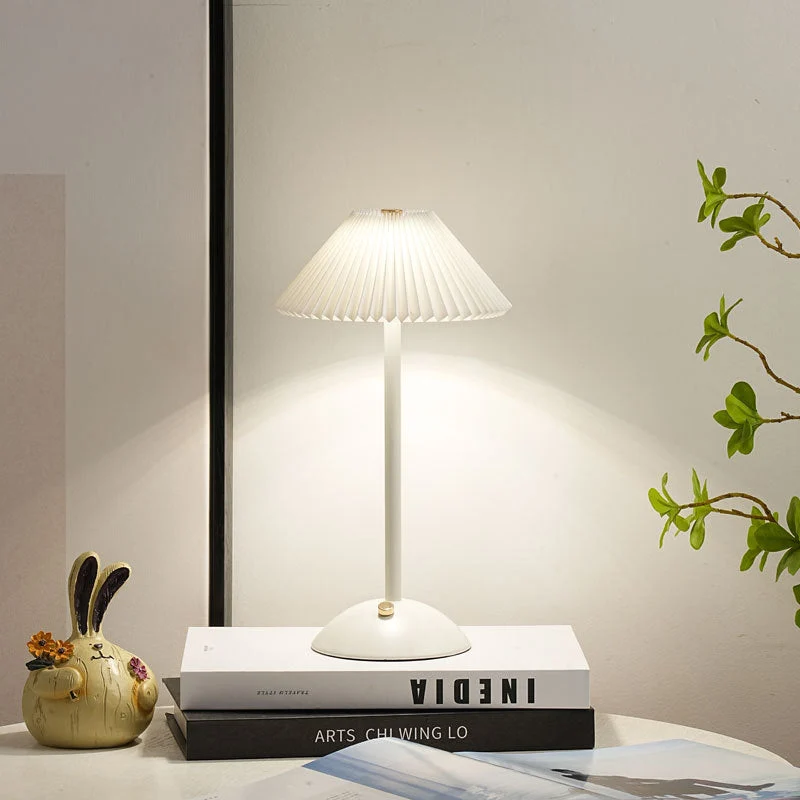 Skanto | Moderne Skandinavische Wiederaufladbare Eisen Stoff Kegel Plissierte LED Tischlampe für den Nachttisch