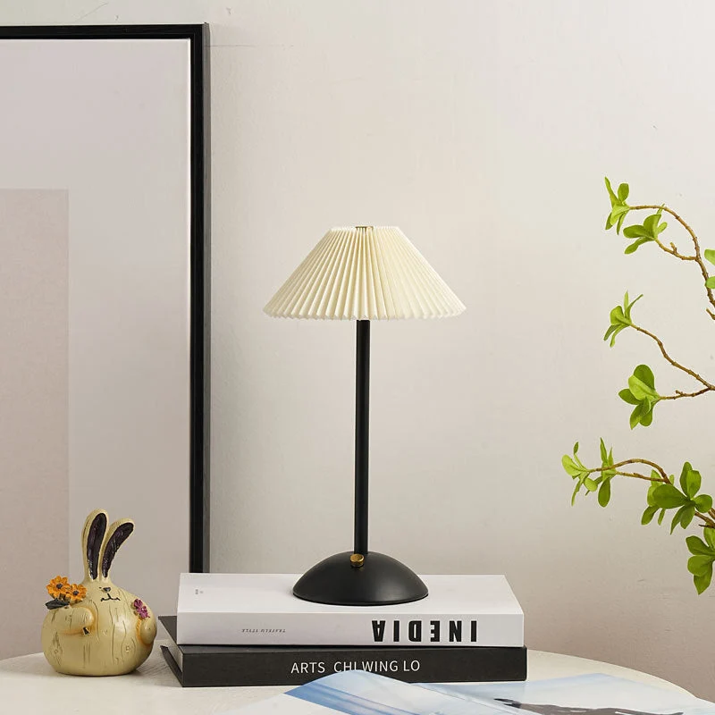 Skanto | Moderne Skandinavische Wiederaufladbare Eisen Stoff Kegel Plissierte LED Tischlampe für den Nachttisch