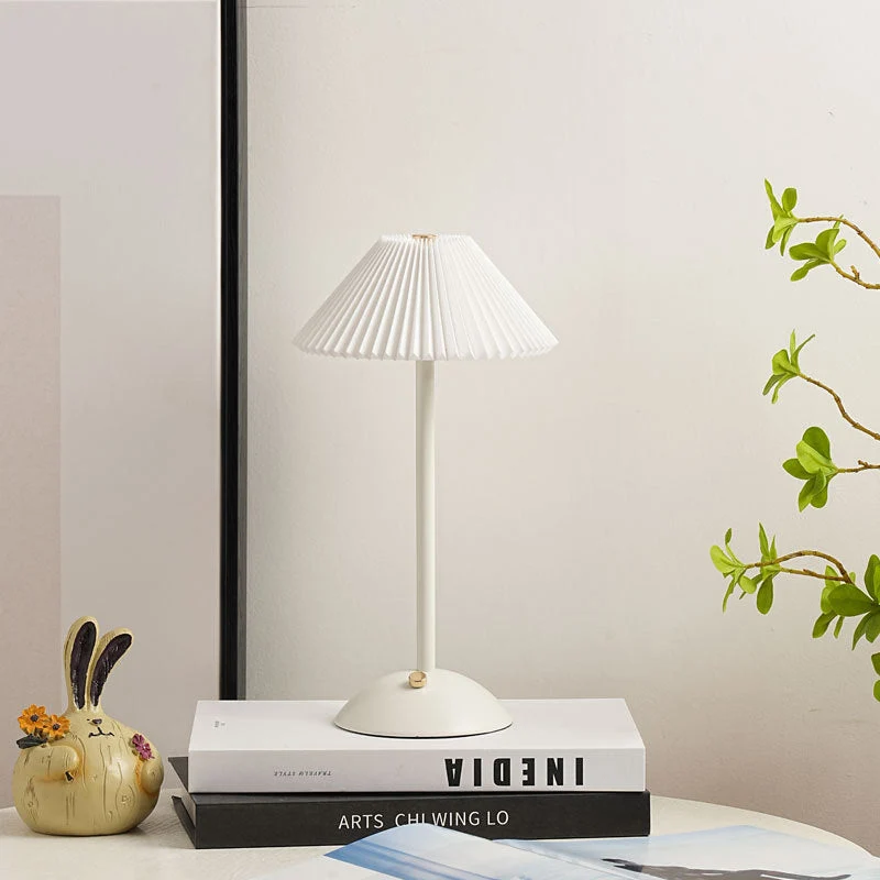 Skanto | Moderne Skandinavische Wiederaufladbare Eisen Stoff Kegel Plissierte LED Tischlampe für den Nachttisch