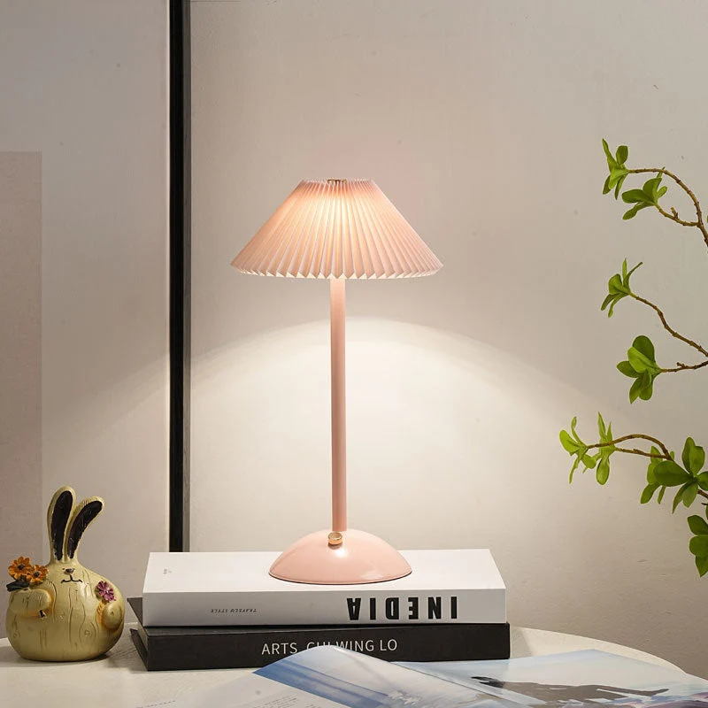 Skanto | Moderne Skandinavische Wiederaufladbare Eisen Stoff Kegel Plissierte LED Tischlampe für den Nachttisch