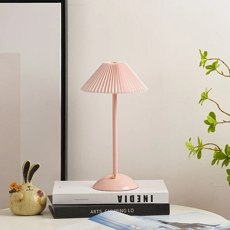 Skanto | Moderne Skandinavische Wiederaufladbare Eisen Stoff Kegel Plissierte LED Tischlampe für den Nachttisch