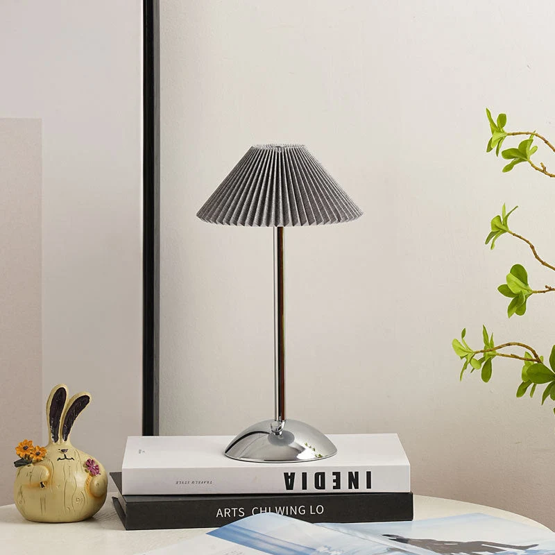 Skanto | Moderne Skandinavische Wiederaufladbare Eisen Stoff Kegel Plissierte LED Tischlampe für den Nachttisch