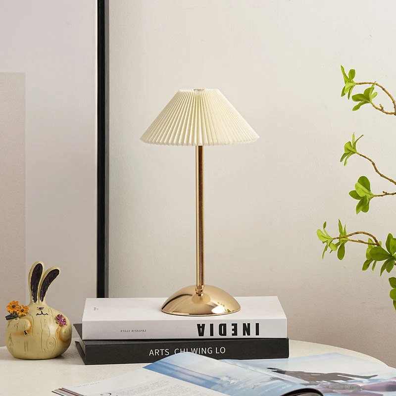 Skanto | Moderne Skandinavische Wiederaufladbare Eisen Stoff Kegel Plissierte LED Tischlampe für den Nachttisch