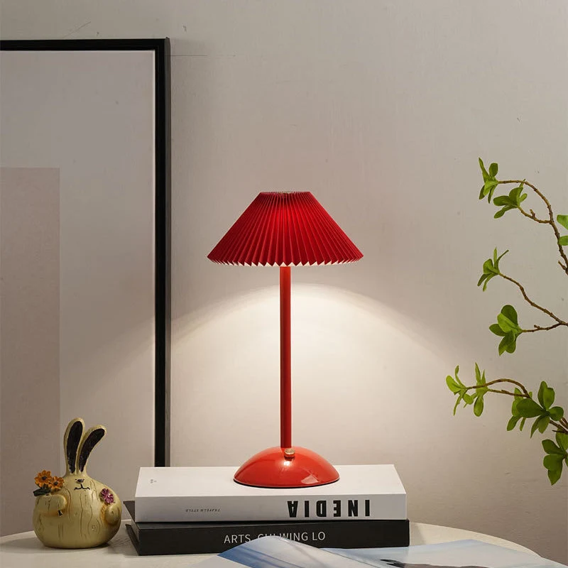 Skanto | Moderne Skandinavische Wiederaufladbare Eisen Stoff Kegel Plissierte LED Tischlampe für den Nachttisch
