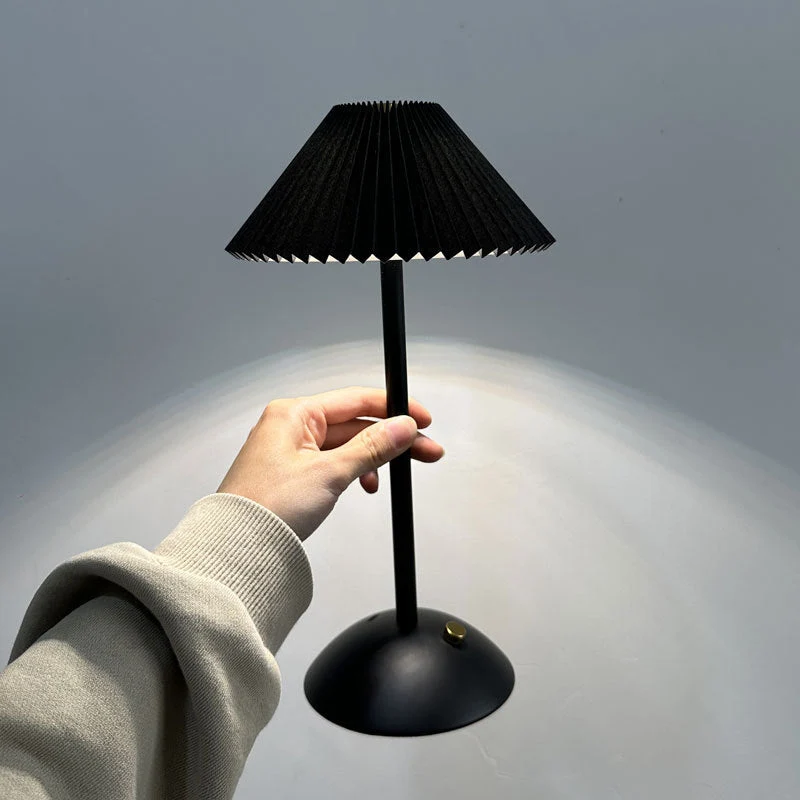 Skanto | Moderne Skandinavische Wiederaufladbare Eisen Stoff Kegel Plissierte LED Tischlampe für den Nachttisch