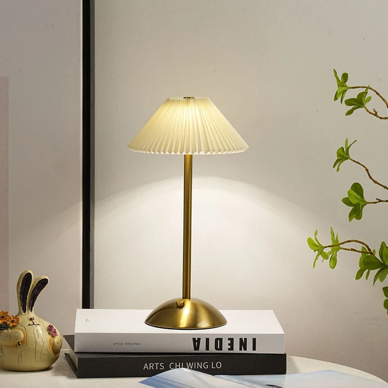 Skanto | Moderne Skandinavische Wiederaufladbare Eisen Stoff Kegel Plissierte LED Tischlampe für den Nachttisch