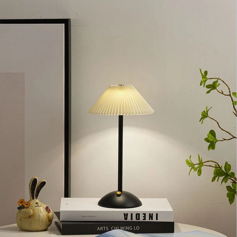Skanto | Moderne Skandinavische Wiederaufladbare Eisen Stoff Kegel Plissierte LED Tischlampe für den Nachttisch