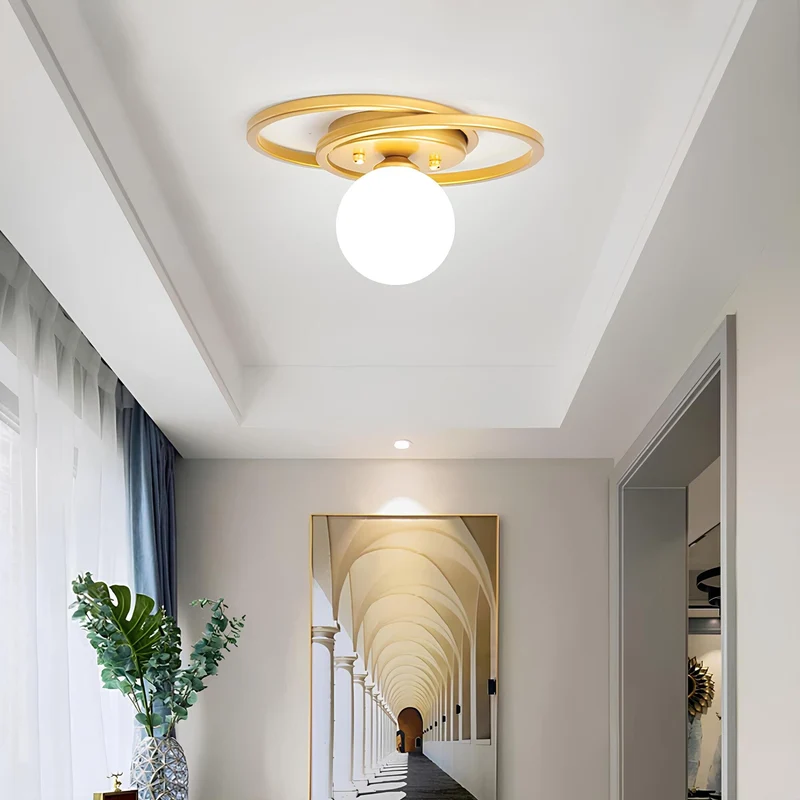 Skanto | LumiNoble | Zeitloser Kronleuchter mit goldenem LED-Kugel-Design