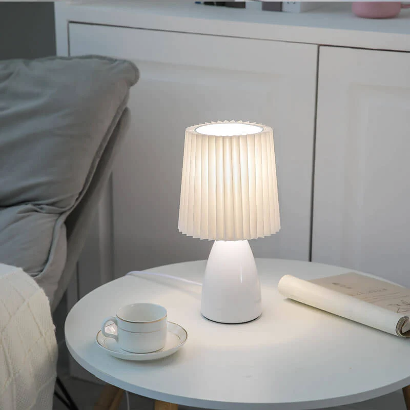Skanto | Skandinavische Retro-Tischlampe mit plissiertem Schirm und Glasfuß