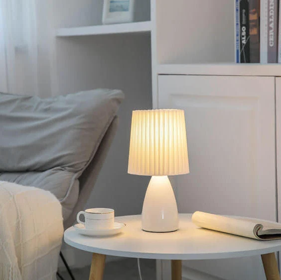Skanto | Skandinavische Retro-Tischlampe mit plissiertem Schirm und Glasfuß