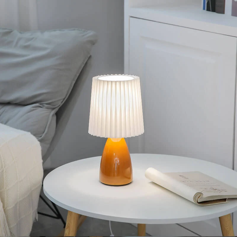 Skanto | Skandinavische Retro-Tischlampe mit plissiertem Schirm und Glasfuß