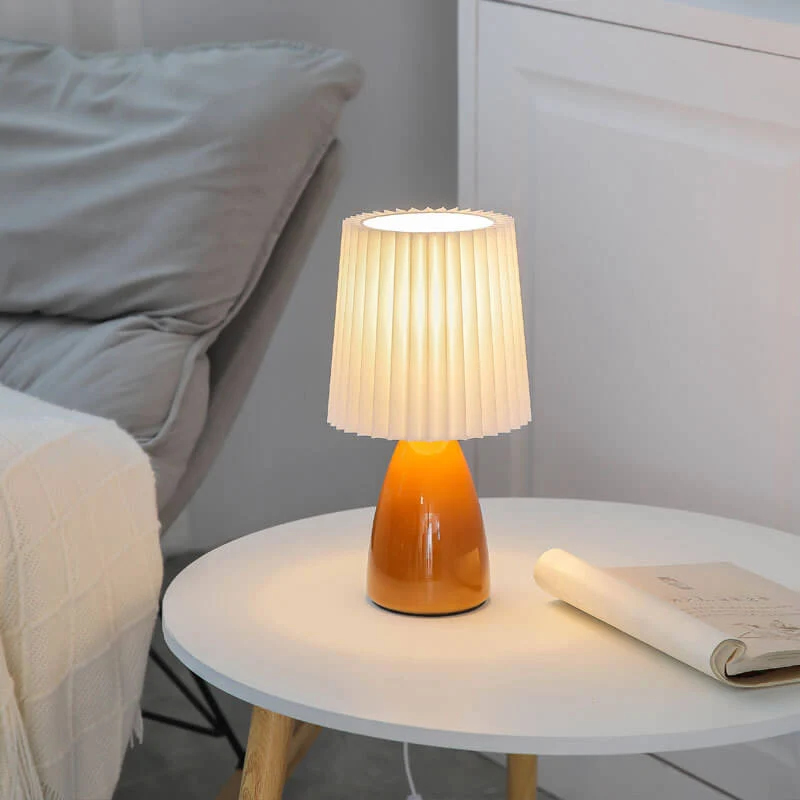 Skanto | Skandinavische Retro-Tischlampe mit plissiertem Schirm und Glasfuß