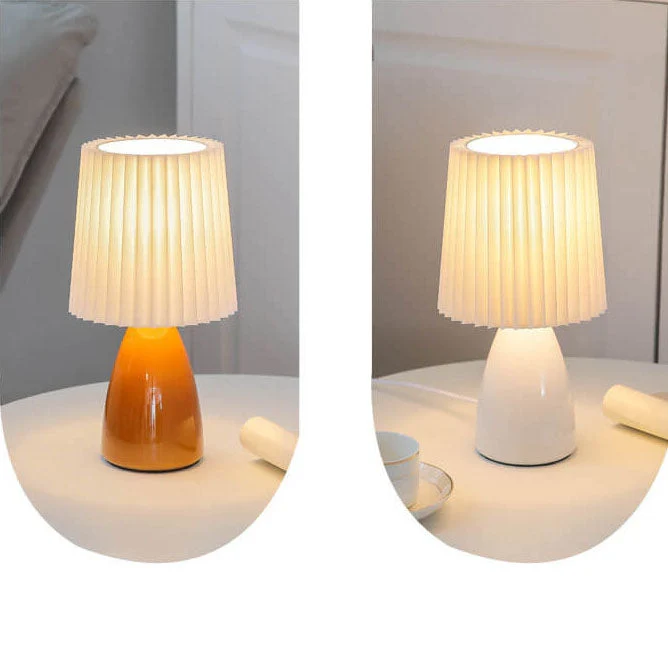 Skanto | Skandinavische Retro-Tischlampe mit plissiertem Schirm und Glasfuß